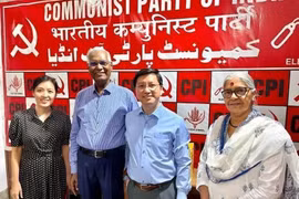 L'ambassadeur du Vietnam en Inde Nguyen Thanh Hai (2e à droite) et le secrétaire général du Parti communiste indien D. Raja (3e à droite) sur une photo de groupe dans le cadre de leur réunion à New Delhi le 17 juin. (Photo : Ambassade du Vietnam en Inde)