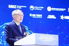 Le vice-Premier ministre permanent Nguyen Hoa Binh lors du forum de coopération en matière d'investissement Vietnam- République de Corée au Centre national d'innovation (NIC), tenu à Hanoï le 21 novembre. Photo : VNA