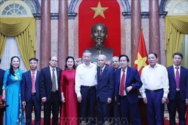 Le secrétaire général du Parti communiste du Vietnam (PCV) et président vietnamien, To Lam (5e à partir de la gauche), et d'anciens cadres ayant servi le Président Ho Chi Minh pendant les années qu'il vivait et travaillait au Palais présidentiel à Hanoï, de 1954 à 1969. Photo : VNA