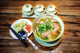 Le « pho » (une soupe à base de bouillon d'os à moelle, de bœuf ou de poulet, d'herbes aromatiques, d'oignons, d'épices, et de pâtes de riz fraîches) de la capitale de Hanoi a été inscrit sur la liste du patrimoine culturel immatériel national par le ministère de la Culture, des Sports et du Tourisme. (Photo : VietnamPlus)