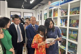 La vice-ministre Lê Thi Thu Hang a également assisté à la cérémonie d'inauguration d’une « Bibliothèque vietnamienne » en France. Photo : VNA