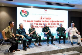 Echange avec des vétérans particpant à la campagne de Dien Bien Phu. Photo : VNA