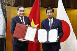 Le président de l'AN Tran Thanh Man et le président de la Chambre des conseillers Sekiguchi Masakazuont signent un accord de coopération entre l'AN du Vietnam et la Chambre des conseillers du Japon. Photo : VNA