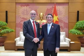 Le vice-président de l'Assemblée nationale Nguyen Duc Hai (droite) et l'ambassadeur du Canada au Vietnam Perry Shawn Steil. Phto : VNA