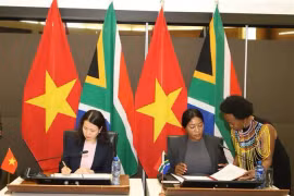 Nguyên Minh Hằng, vice-ministre des Affaires étrangères du Vietnam, (gauche) et Anna Thandi Moraka, vice-ministre des Relations internationales et de la Coopération d'Afrique du Sud. Photo : VNA