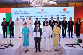 Vietnam Airlines signe des protocoles d'accord bilatéraux avec deux des plus grandes compagnies aériennes du monde, Etihad Airways et Emirates. Photo . VNA