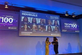 Le Dr Nguyen Thuy Ba Linh (robe longue jaune) de l'University College London (UCL) devient la première scientifique vietnamienne à remporter le prix TechWomen 100 du Royaume-Uni. (Photo : VNA)