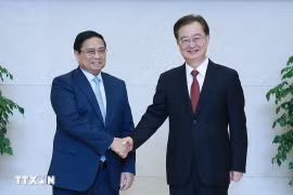 Le Premier ministre Pham Minh Chinh (gauche) et le secrétaire du Comité du Parti de la province chinoise du Yunnan. Wang Ning. Photo : VNA