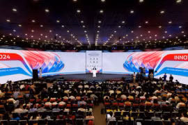 Lors de l'atelier sur les entreprises et la jeune génération face à la vague des technologies de l'intelligence artificielle et des semi-conducteurs. Photo : NIC