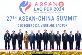 Le Premier ministre Pham Minh Chinh (cinquième à gauche), les chefs des délégations de l'ASEAN et le Premier ministre chinois Li Qiang prennent une photo de groupe (Photo : VNA)