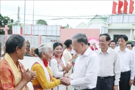 Le secrétaire général du Parti communiste du Vietnam (PCV) To Lam et dé habitants du district de Ninh Phuoc. Photo / VNA