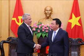 Le membre du Bureau politique et président de l'Académie nationale des sciences politiques Ho Chi Minh Nguyen Xuan Thang (droite) et l'ambassadeur de Biélorussie au Vietnam, Uladzimir Baravikou. Photo : VNA