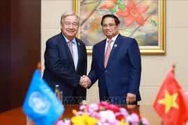 Le Premier ministre Pham Minh Chinh (droite) et le secrétaire général de l'ONU Antonio Guterres. Photo ; VNA