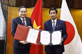Le président de l'AN Tran Thanh Man et le président de la Chambre des conseillers Sekiguchi Masakazuont signent un accord de coopération entre l'AN du Vietnam et la Chambre des conseillers du Japon. Photo : VNA