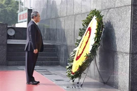 Le Premier ministre chinois Li Qiang et une délégation de haut rang ont déposé le 13 octobre au matin une gerbe en hommage au Président Ho Chi Minh en son mausolée à Hanoï. Photo : VNA