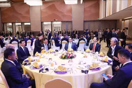 Lors du petit-déjeuner d’échange spécial entre le Premier ministre vietnamien Pham Minh Chinh, ses homologues lao Sonexay Siphandone et cambodgien Samdech Thipadei Hun Manet et des représentants du Conseil consultatif des affaires de l'ASEAN (ASEAN-BAC). Photo : VNA