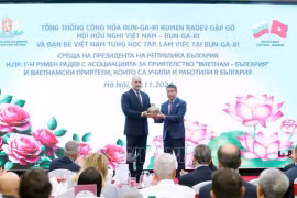 Le président bulgare Roumen Radev rencontre des amis vietnamiens