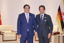 Le Premier ministre vietnamien Pham Minh Chinh (gauche) et le Sultan de Brunei Haji Hassanal Bolkiah. Photo : VNA