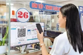 Une femme paie un examen médical via un code QR dans un hôpital de Hanoi. (Photo : nhandan.vn)