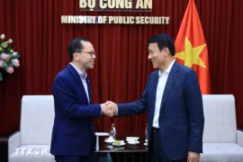Le général de corps d'armée, Luong Tam Quang, ministre de la Sécurité publique (droite) et le secrétaire permanent du ministère de l'Intérieur de Singapour, Aubeck Kam. Photo : VNA