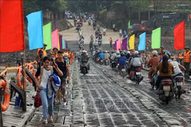 Le pont flottant de Phong Chau reliant les deux rives du fleuve Rouge. Photo: VNA