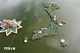 Une carte du Vietnam avec l'ensemble des archipels de Hoang Sa et Truong Sa a été formée à partir de 5.000 pots de lotus à la surface du lac de Confucius. 