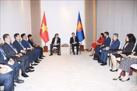 Le général de corps d'armée Luong Tam Quang, membre du Bureau politique et ministre de la Sécurité publique (gauche) rencontre le secrétaire général de l'ASEAN, Kao Kim Hourn. Photo: VNA