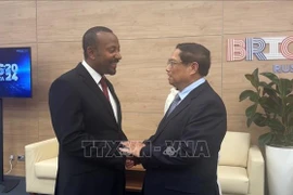 Le Premier ministre Pham Minh Chinh (droite) et le Premier ministre de l'Éthiopie, Abiy Ahmed. Photo: VNA