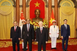 Le secrétaire général du Comité central du Parti communiste du Vietnam, Nguyen Phu Trong (droite) reçoit l'ambassadeur de Singapour au Vietnam, Jaya Ratnam, venu lui présenter leurs lettres de créance. . Photo: VNA