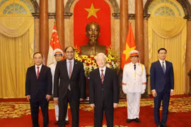 Le secrétaire général du Comité central du Parti communiste du Vietnam, Nguyen Phu Trong (droite) reçoit l'ambassadeur de Singapour au Vietnam, Jaya Ratnam, venu lui présenter leurs lettres de créance. . Photo: VNA