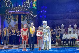 Les artistes Duc Thinh et Thu Trang remportent le prix d'argent lors du Festival. Photo: Comité d'organisation