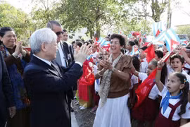 Le secrétaire général du PCV Nguyen Phu Trong avec le peuple et les étudiants cubains au monument Hô Chi Minh dans le parc Hoa Binh, à La Havane, le 28 mars 2018. Photo: VNA