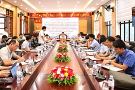 Une délégation de travail du Comité populaire de la province de Lai Chau travaille avec les dirigeants du district de Sin Ho. Photo: CTTĐTLC