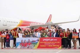 Des représentants du Département provincial du tourisme, de l'aéroport international de Cam Ranh et de Vietjet accueillent des touristes de Daegu à Cam Ranh. Photo: baokhanhhoa.vn 