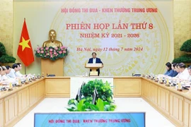 Le PM Pham Minh Chinh préside la 8e réunion du Conseil central d'émulation et de récompense . Photo: VNA