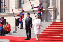 La présidente du Pérou, Dina Ercilia Boluarte Zegarra préside une cérémonie d'accueil solennelle du président Luong Cuong. Photo: VNA