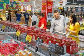 Faire des achats au supermarché BigC à Hanoï. Photo: VNA