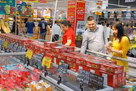 Faire des achats au supermarché BigC à Hanoï. Photo: VNA