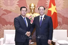 Le général de corps d'armée Tran Quang Phuong, vice-président de l'Assemblée nationale (AN) vietnamienne (droite) et le général de division Vongsack Phanthavong, président de la Commission de la défense et de la sécurité de l'Assemblée nationale lao. Photo: VNA