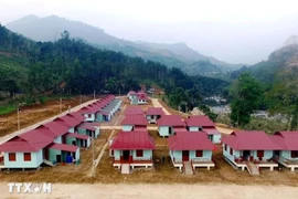 De nouvelles maisons des habitants du village de Bang La, commune de Tra Leng, district de Nam Tra My, province de Quang Nam, après la catastrophe naturelle. Photo: VNA