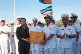 La vice-présidente Vo Thi Anh Xuan offre des cadeaux à la brigade 162 et d'autres unités de la région navale N°4. Photo: VNA