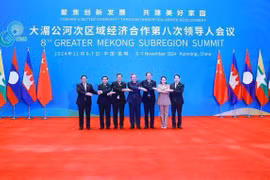 Le Premier ministre chinois Li Qiang accueille le Premier ministre Pham Minh Chinh et les chefs de délégation pour assister au GMS-8. Photo: VNA