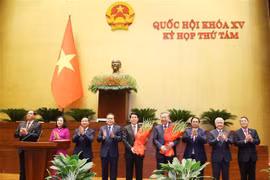 Les dirigeants offrent des fleurs pour féliciter le secrétaire général To Lam et le président Luong Cuong. Photo: VNA