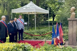 Le ministre des AE Bui Thanh Son, l'ambassadeur du Vietnam en France Dinh Toan Thang et des dirigeants de la ville de Montreuil offrent des fleurs au buste du Président Hô Chi Minh dans le parc Montreau. Photo: VNA 