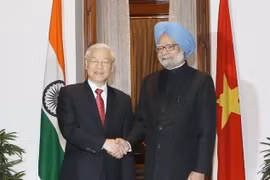 Le Premier ministre indien Manmohan Singh et le secrétaire général Nguyen Phu Trong (gauche) le 20 novembre 2013 au Palais du Premier ministre à New Delhi. Photo d'archives: VNA