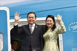 Le président de l'Assemblée nationale (AN) Tran Thanh Man et son épouse. Photo: VNA