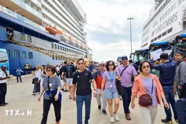 Des touristes internationaux au port de croisière international d’Ha Long. Photo: VNA