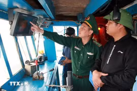 Vérifier l'équipement de positionnement d'un bateau de pêche. Photo: VNA