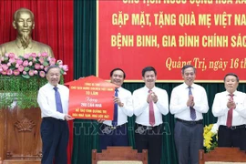 Le SG et président To Lam remet symboliquement 200 maisons pour aider la province de Quang Ngai à éliminer les maisons temporaires et délabrées pour les ménages pauvres et quasi-pauvres. Photo: VNA