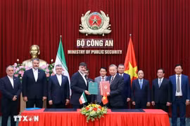 Le général To Lam et le lieutenant-général Ahmad Reza Radan signent un protocole d'accord de coopération entre le ministère vietnamien de la Sécurité publique et le commandement iranien des forces de l'ordre. Photo: VNA